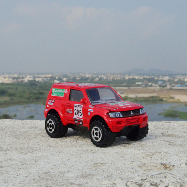 Illustration for article titled ORAT: 2002 Rallye Tunisie Winner - The 205 Mitsubishi Pajero